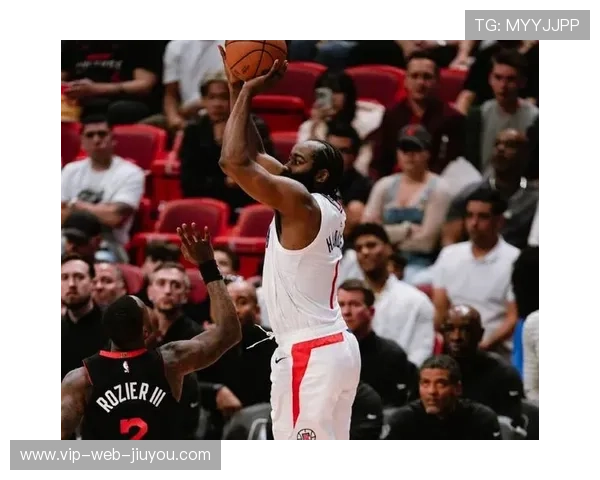 快船乔治突破急停稳稳打进关键一球——从场上决胜瞬间看生活的激励